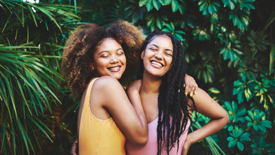 4 Möglichkeiten, Locken mit Feuchtigkeit zu versorgen 