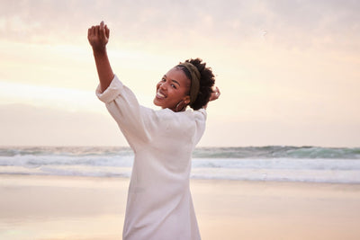 8 Tipps zum Entwirren Ihres natürlichen Haares, ohne es auszureißen 